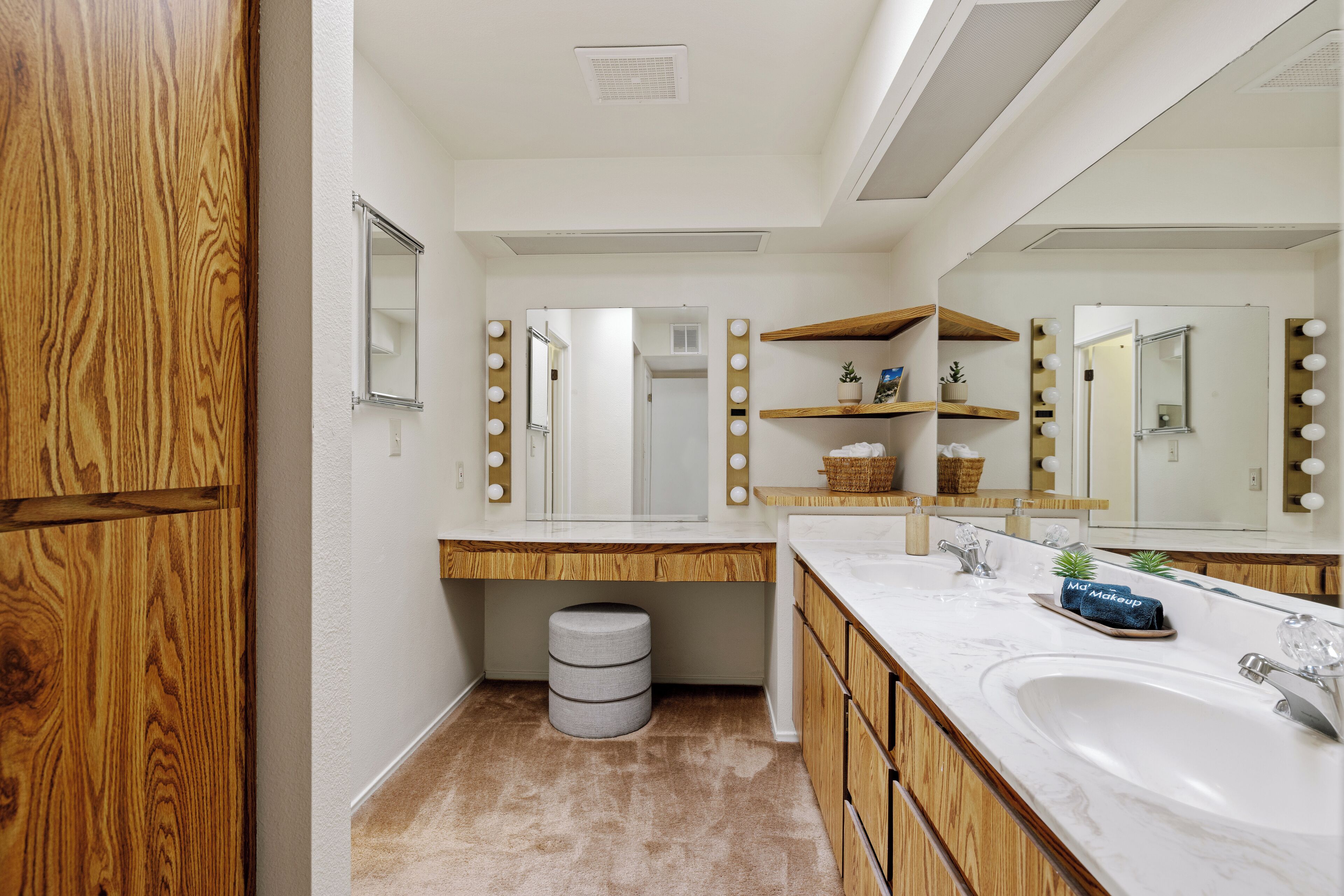 Regadera, toallas, jabón, papel de baño 