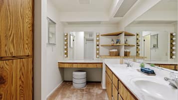 Regadera, toallas, jabón, papel de baño