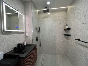 Hair dryer, soap, toilet paper - Cozy Stunning, Sunlit, Opulent Suite in Greenpoint (Brooklyn)
