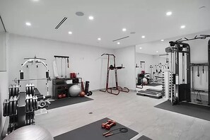 Fitness facility - Cozy Stunning, Sunlit, Opulent Suite in Greenpoint (Brooklyn)