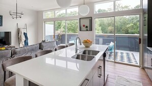 Una cucina moderna con una grande isola, un'area pranzo e vista sull'esterno.