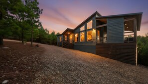 Exterior - Walking on Sunshine: EPIC Views, Hot Tub, Fire Pit (Broken Bow)