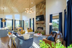 Smart TV, fireplace, video games - Walking on Sunshine: EPIC Views, Hot Tub, Fire Pit (Broken Bow)