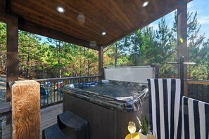 Outdoor spa tub - Walking on Sunshine: EPIC Views, Hot Tub, Fire Pit (Broken Bow)