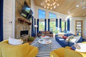 Smart TV, fireplace, video games - Walking on Sunshine: EPIC Views, Hot Tub, Fire Pit (Broken Bow)