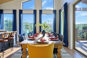 Dining - Walking on Sunshine: EPIC Views, Hot Tub, Fire Pit (Broken Bow)