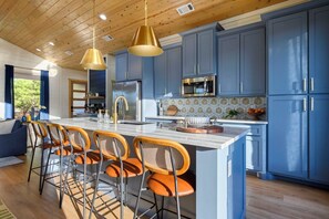 Fridge, microwave, oven, stovetop - Walking on Sunshine: EPIC Views, Hot Tub, Fire Pit (Broken Bow)