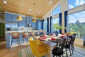 Dining - Walking on Sunshine: EPIC Views, Hot Tub, Fire Pit (Broken Bow)