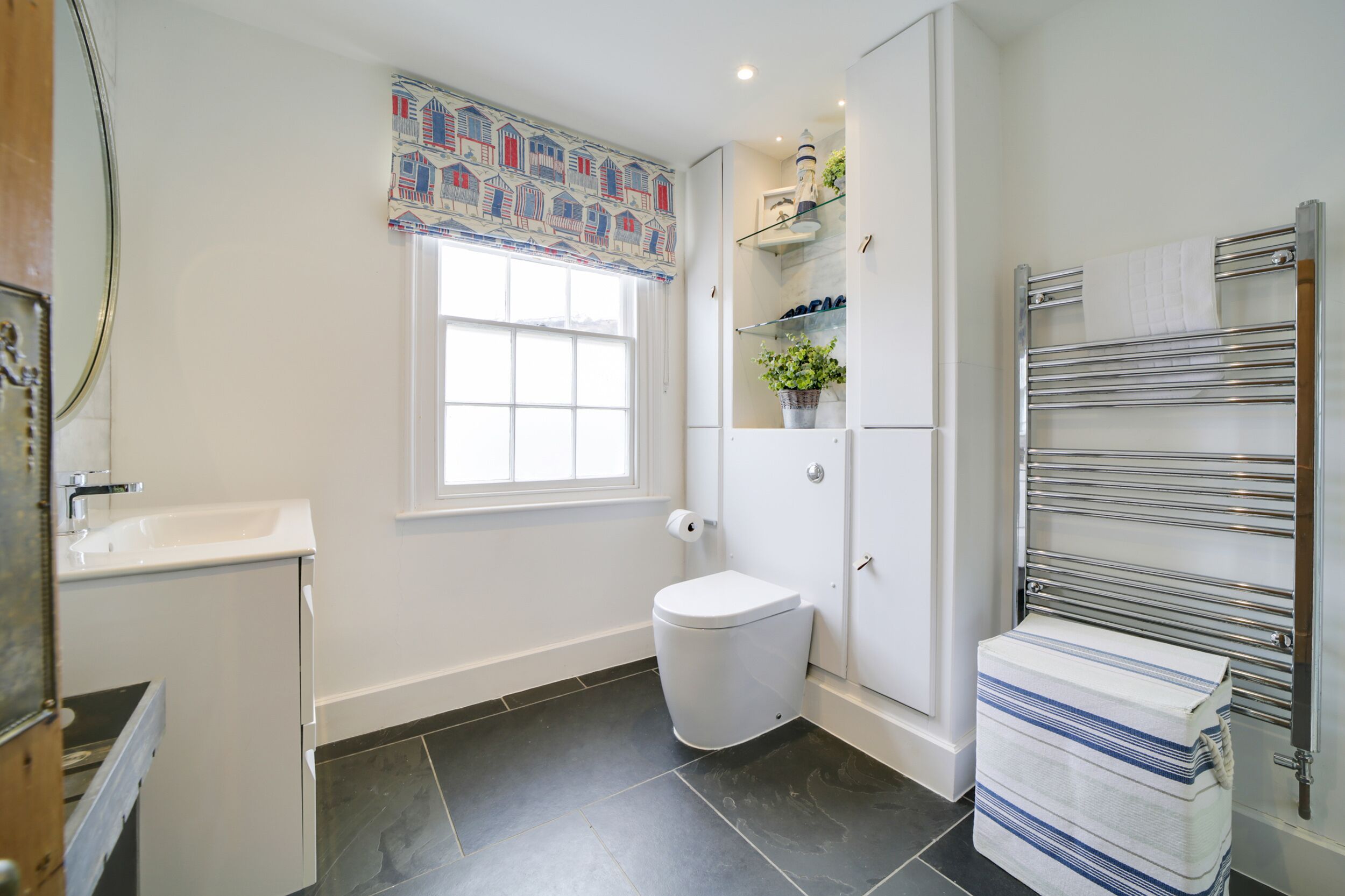 Une salle de bain moderne équipée de toilettes, d’un lavabo et d’un porte-serviettes.
