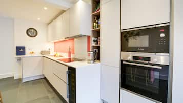 Een vaatwasser, kookgerei, borden en bestek