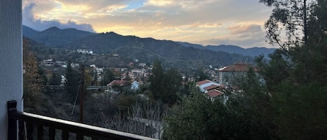 House, 3 Bedrooms, Fireplace, Mountain View | Balcony