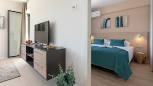 Camera da letto moderna con un letto, un comodino e una televisione.