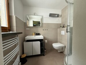 Douche, sèche-cheveux, serviettes fournies, savon