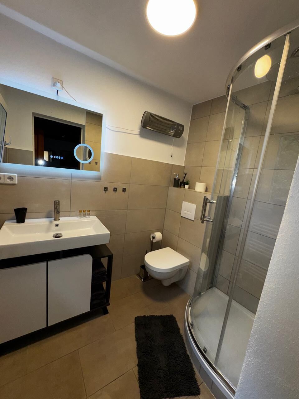 Douche, sèche-cheveux, serviettes fournies, savon
