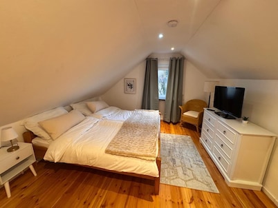 Idyllic vacation home in the Erzgebirge - secluded location by a stream with tiled stove