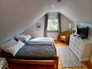 2 bedrooms, desk, free WiFi, bed sheets