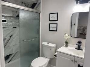 Shower, hair dryer, towels, soap - Spacious historic 6-bedroom house Saint Georges DE (Saint Georges)