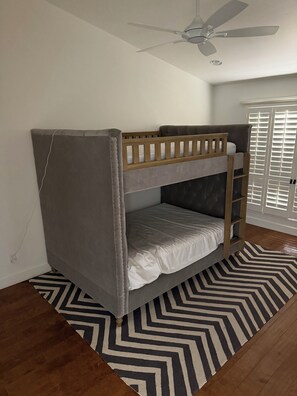 Internet, bed sheets - Serene 4-bedroom house in vibrant Scottsdale! Close to EVERYTHING!! (Scottsdale)