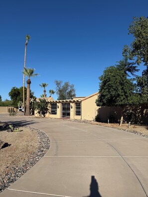 Property grounds - Serene 4-bedroom house in vibrant Scottsdale! Close to EVERYTHING!! (Scottsdale)