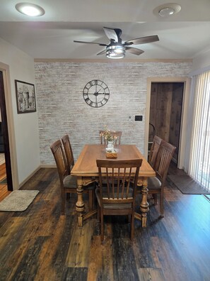 Dining - Serene 2-bedroom farmhouse with country charm near Shelbyville (Shelbyville)