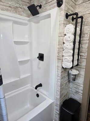 Towels, toilet paper - Serene 2-bedroom farmhouse with country charm near Shelbyville (Shelbyville)