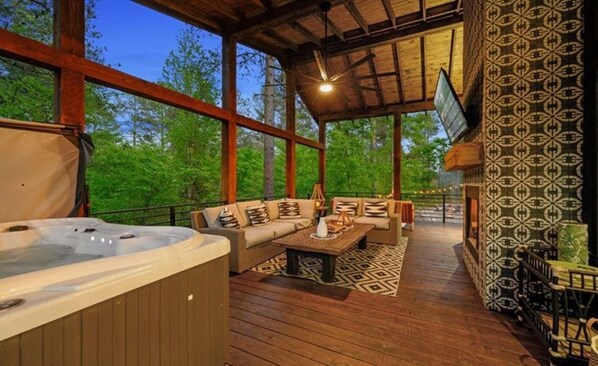 Outdoor spa tub - Sublime Boho-Modern Cabin: Hot Tub, 2 Zip Lines, 2 King Suites, Sleeps 8 (Broken Bow)