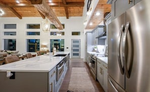 Private kitchen - Sublime Boho-Modern Cabin: Hot Tub, 2 Zip Lines, 2 King Suites, Sleeps 8 (Broken Bow)