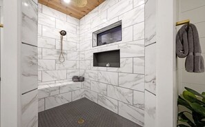 Towels, toilet paper - Sublime Boho-Modern Cabin: Hot Tub, 2 Zip Lines, 2 King Suites, Sleeps 8 (Broken Bow)