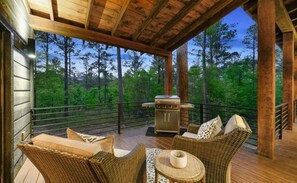 Property grounds - Sublime Boho-Modern Cabin: Hot Tub, 2 Zip Lines, 2 King Suites, Sleeps 8 (Broken Bow)