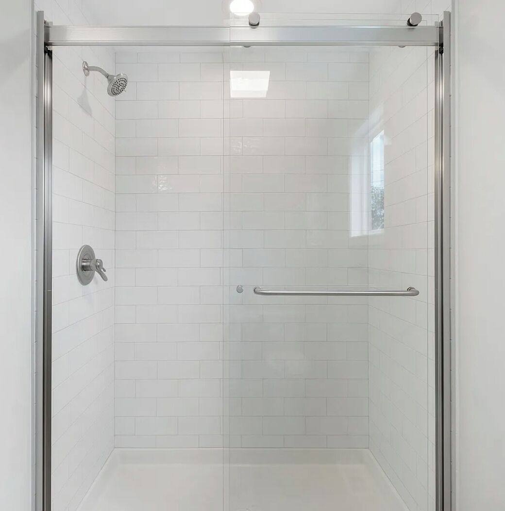 Een douche, een haardroger, handdoeken, zeep