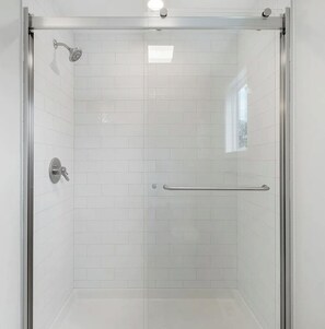 Een douche, een haardroger, handdoeken, zeep