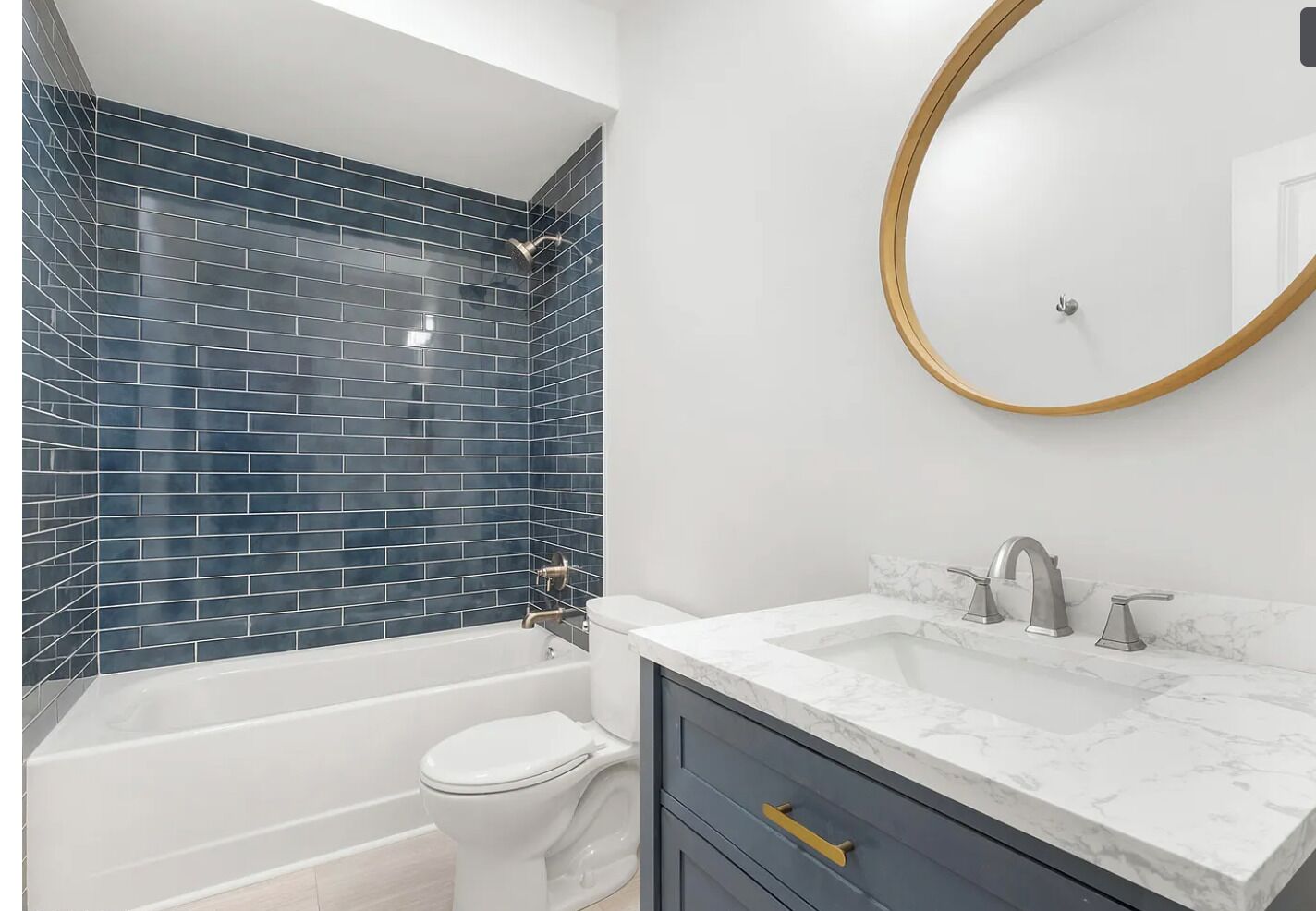 Een douche, een haardroger, handdoeken, zeep