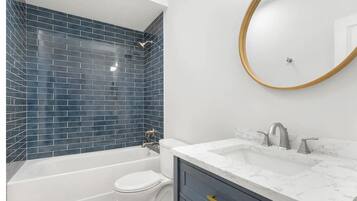 Een douche, een haardroger, handdoeken, zeep