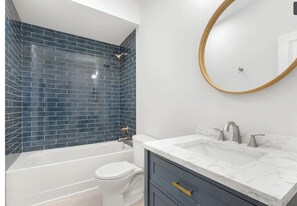 Een douche, een haardroger, handdoeken, zeep