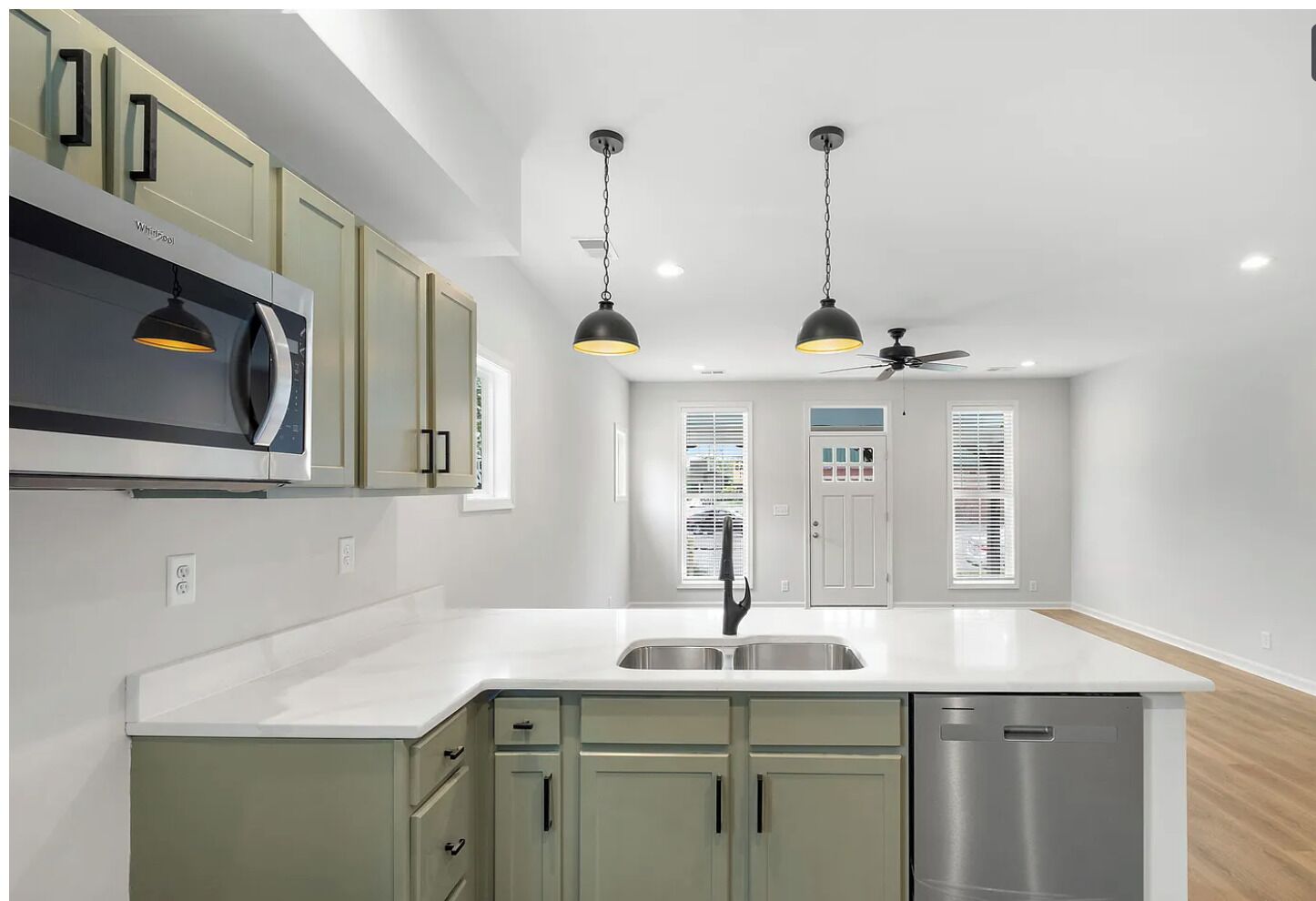 Een magnetron, een oven, een kookplaat, een vaatwasser