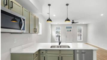 Een magnetron, een oven, een kookplaat, een vaatwasser