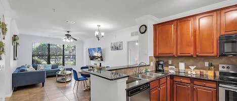 Réfrigérateur, four à micro-ondes, un four, surface de cuisson