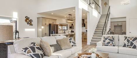 Televisie, een open haard en boeken