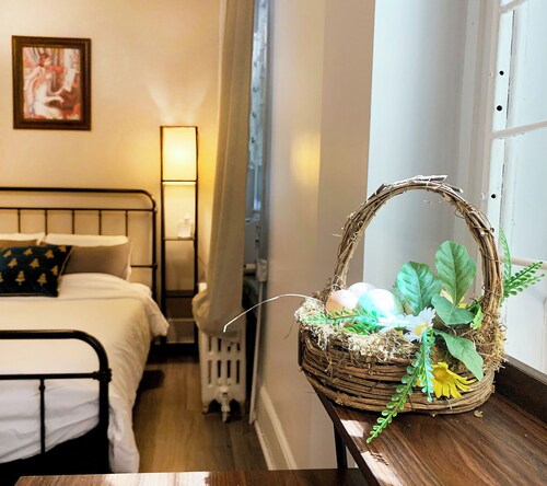 UInn-At UPenn; 1B; one-bedroom, one bathroom, a living room, and a mini kitchen.