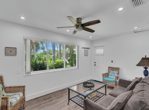 Peaceful 2-bedroom Bungalow with AC in Sunny Vero Beach Steps to the Ocean
