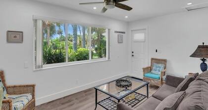 Peaceful 2-bedroom Bungalow with AC in Sunny Vero Beach Steps to the Ocean