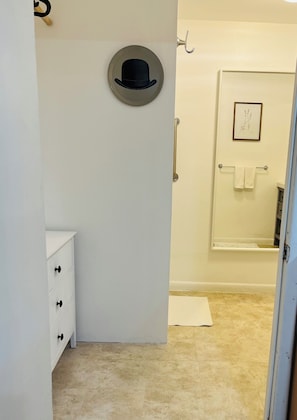 Een douche, een haardroger, handdoeken, zeep