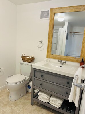 Een douche, een haardroger, handdoeken, zeep