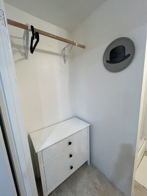 Interior - Central Studio Surrounded by Forest. Calm & Comfort (Gainesville)