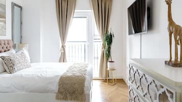 Apartamento Deluxe, balcón, vistas al río | Cortinas opacas, tabla de planchar con plancha, wifi gratis