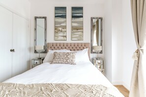 Blackout drapes, iron/ironing board, free WiFi - Newport City Centre Riverside haven (Newport)