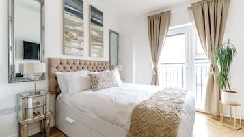 Deluxe Apartment, Balcony, River View | Langsir/tirai gelap terus, seterika/papan seterika, Wi-fi percuma