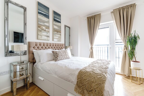 Blackout curtains, iron/ironing board, free WiFi - Newport City Centre Riverside haven (Newport)