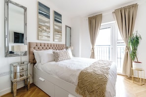 Deluxe Apartment, Balcony, River View | Blackout drapes, iron/ironing board, free WiFi - Newport City Centre Riverside haven (Newport)