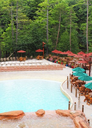 Una piscina cubierta, una piscina al aire libre